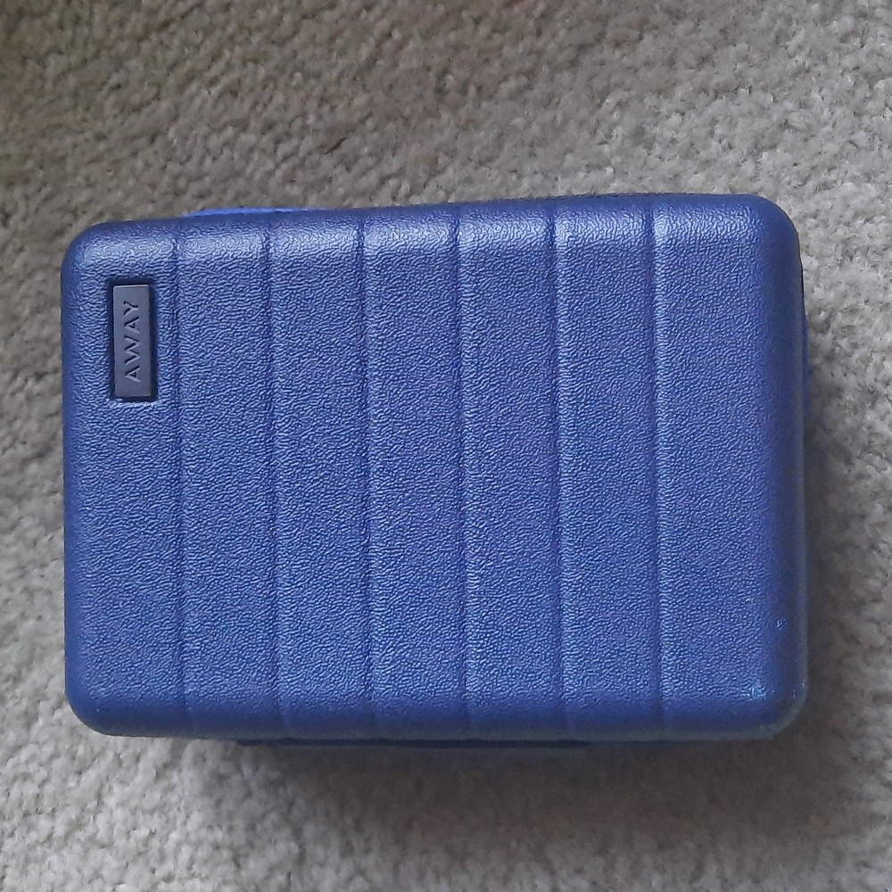 Away x United Airlines Polaris Hard Case Pod Amenity kit